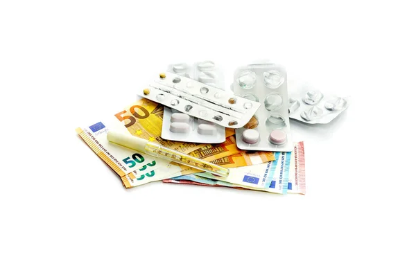 Таблетки и евро на белом фоне крупного плана . — стоковое фото