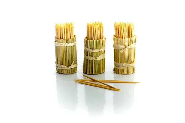 Manojo de palillos de madera aislados en blanco — Foto de Stock