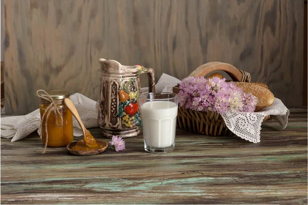 Молоко, варення і бублики на столі — стокове фото