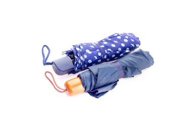 Beyaz bir arka plan üzerinde iki şemsiye