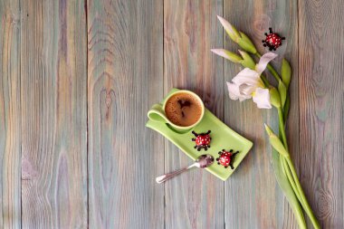 Sabah kahve, şeker ve beyaz süsen bir buket ile bir fincan