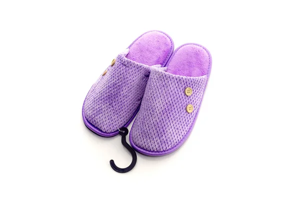 Violet vrouwelijke slippers op een witte achtergrond — Stockfoto