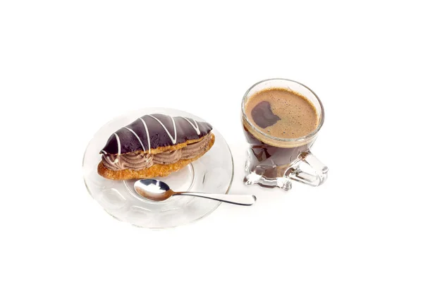 Kuchen auf einer Untertasse und Kaffee — Stockfoto