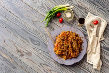 Karides pilav ahşap bir masa üzerinde