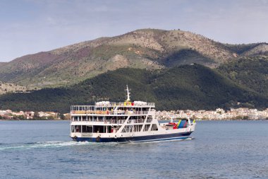 Korfu Adası yanında yüzen gemi
