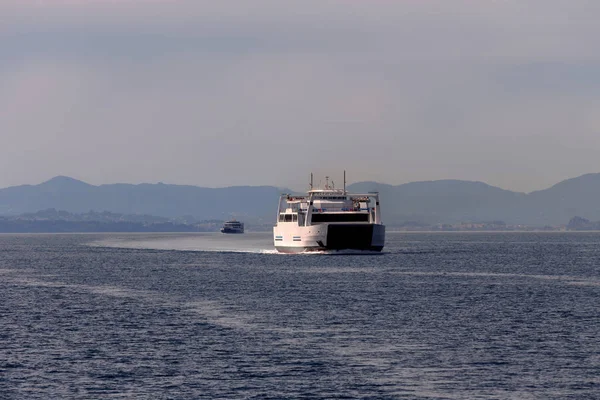 A floating ship next to the island of Corfu — Stock Photo, Image