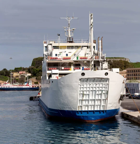 Nave en el puerto de la isla de Corfú — Foto de Stock