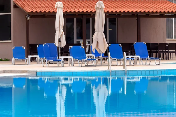 Escalera de piscina en primer plano — Foto de Stock