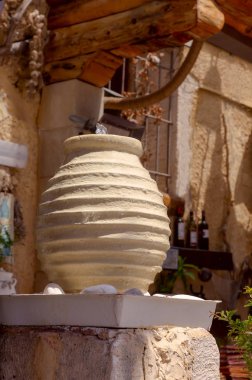 Akan su ile küçük bir çeşme.