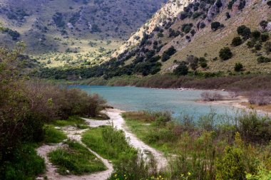 Görünümünü Gölü Kourna (Island Crete, Yunanistan)