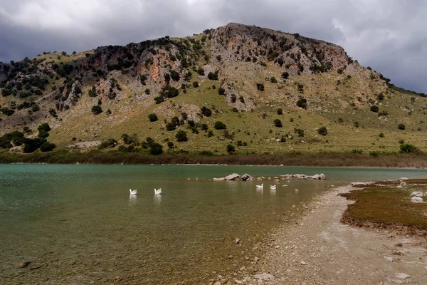 Pohled na jezero Kourna (ostrov Kréta, Řecko) — Stock fotografie