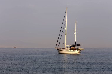Açık denizde demirleyen yat yelken