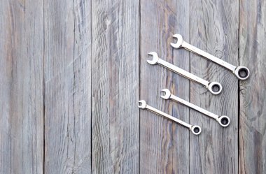 Ahşap arka plan üzerinde somun anahtarları