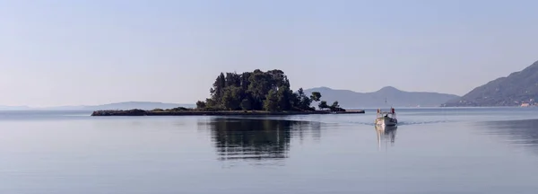 Weergave van het kleine eiland in de zee (Griekenland, Corfu eiland) — Stockfoto