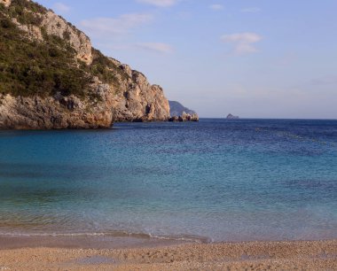 Deniz manzarası. Kumlu plaj Paleokastritsa ve akşam (ada: Korfu, Yunanistan dağlarında görünümü)