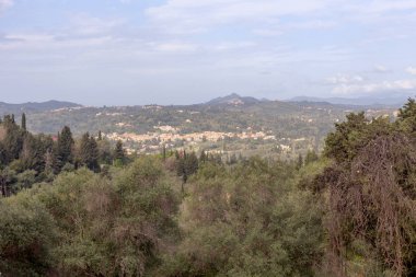 Manzara. Dağlar ve mesafe (Yunanistan, ada Corfu bir bahar, güneşli gün köyde Bahar, parlak görünümü)
