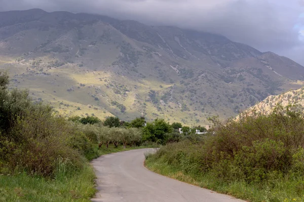 Paisagem Vista Sobre Montanhas Estrada Campo Dia Nublado Primavera Grécia — Fotografia de Stock