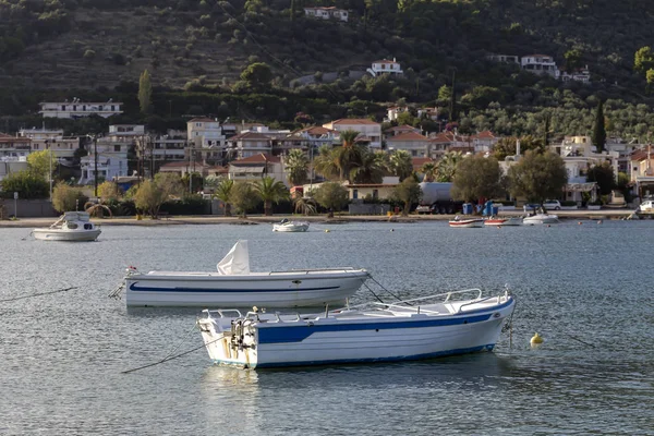 Paisagem Marinha Aterro Cidade Epidaurus Com Navios Pesca Ancorados Dia — Fotografia de Stock