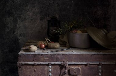 Sebzeler eski bir kutunun üzerinde.