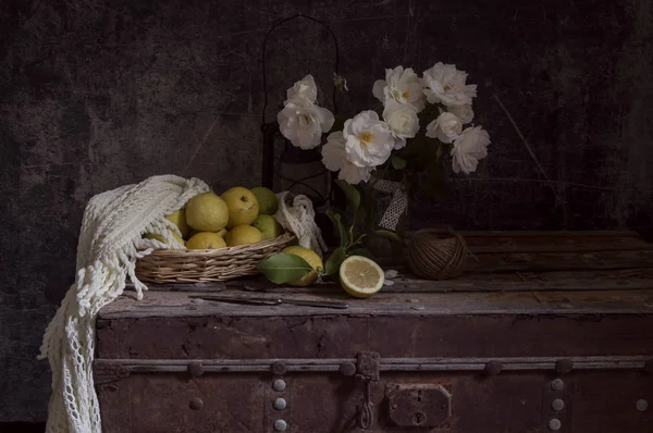 Eski bir kutuda güllerle ve limonlarla dolu bir hayat. — Stok fotoğraf