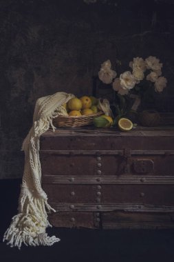 Eski bir kutuda güllerle ve limonlarla dolu bir hayat.