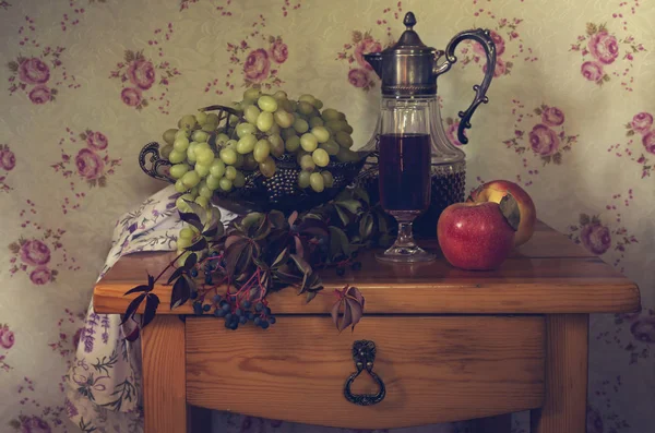 Üzümlü, elmalı ve şaraplı bir hayat.. — Stok fotoğraf