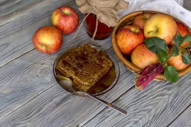 Hasır sepet yakın çekimbal ve elma ile kavanoz