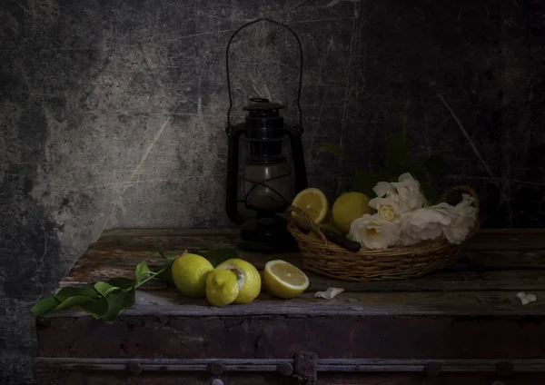 Eski bir kutuda güllerle ve limonlarla dolu bir hayat. — Stok fotoğraf