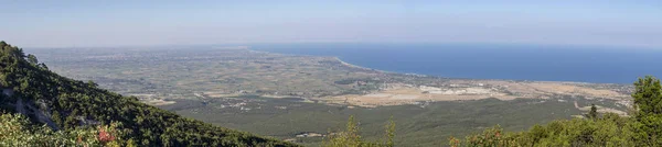 Het uitzicht vanaf de hoogte Mount Olympus op de kustlijn en landbouwgrond — Stockfoto