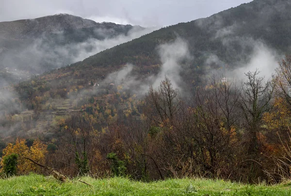 Brouillard dans les montagnes (Grèce, Péloponnèse ). — Photo