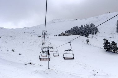 Sisli bir günde dağ kayak merkezi