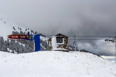 Sisli bir günde dağ kayak merkezi