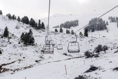 Sisli bir günde kayak merkezinde pistin üzerindeki kablo yolu