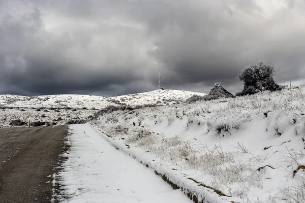 El camino de campo en las tierras altas (Grecia, el Peloponeso) en invierno , — Foto de Stock