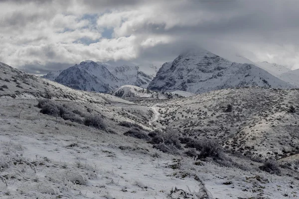 El camino de campo en las tierras altas (Grecia, el Peloponeso) en invierno , — Foto de Stock