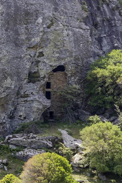 Forntida grotta med en mur i bergen — Stockfoto