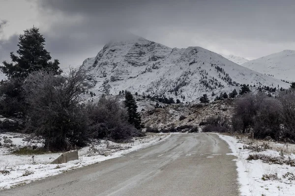 El camino de campo en las tierras altas (Grecia, el Peloponeso) en invierno , — Foto de Stock