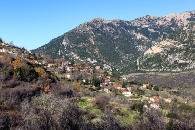 Kışın güneşli bir günde köy (Yunanistan, Moreloponese).