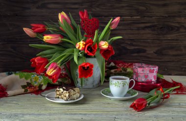 Ahşap arka planda şenlikli laleler