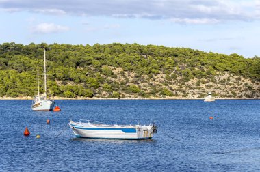 Denizin panoramik manzarası, dağlar ve demirlemiş boa
