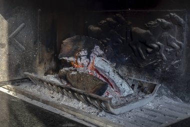 Şöminede yanan odun.