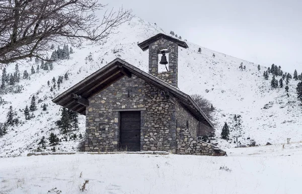 Malý kamenný kostel v horách (Řecko, Peloponés) — Stock fotografie