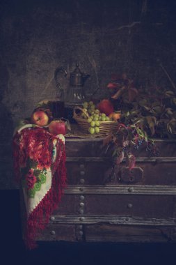 Şarabın içinde şarap, bardak, üzüm ve elmayla dolu bir hayat.