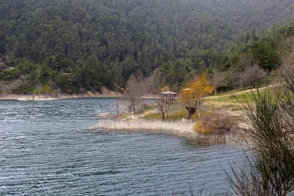 Une vue sur le lac naturel Tsivilu (Péloponnèse, Grèce) et mo — Photo