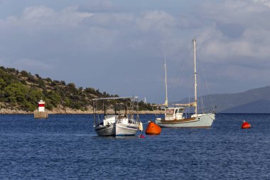 Panoramik deniz, dağlar ve demirli tekneler