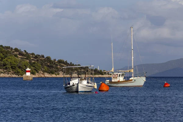 Het panoramische uitzicht op de zee, de bergen en de aangelegde boten — Stockfoto