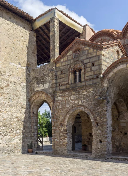 El patio cristiano, iglesia ortodoxa primer plano (Mystras, Grecia , — Foto de Stock