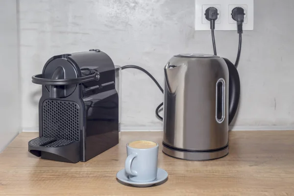 Las tazas con delicioso espresso caliente en la mesa de la cocina — Foto de Stock