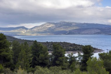 Doğal Yliki Gölü (Boeotia, Yunanistan) ve dağların manzarası