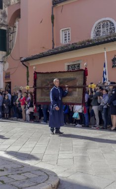 Paskalya 'da kentte geleneksel Yunan geçit töreni (Island Corf